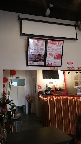 MAAK: Sushi & Woks